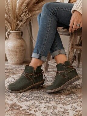 ✨ Born “Calyn” Distressed Olive Green Leather Ankle Boots – Size 8.5 ✨